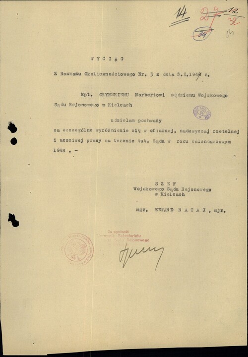 Wyciąg z rozkazu z 5 stycznia 1949 r. zawierający pochwałę Norberta Ołyńskiego <i>za szczególne wyróżnienie się w ofiarnej, nadzwyczaj rzetelnej i uczciwej pracy</i> w 1948 r. Tym samym roku, w którym między innymi dokonał mordu sądowego na Aleksandrze Życińskim i 3 jego podkomendnych. Z zasobu IPN