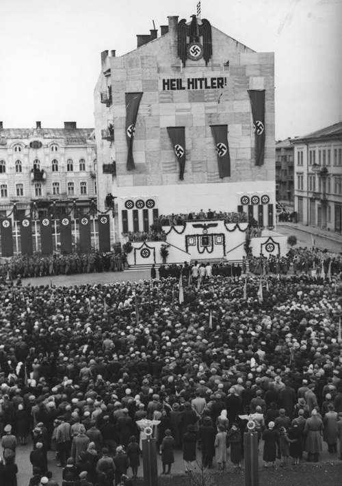 Zgromadzenie zorganizowane w związku z wizytą Hansa Franka w Stanisławowie, październik 1941 r. Fot. NAC