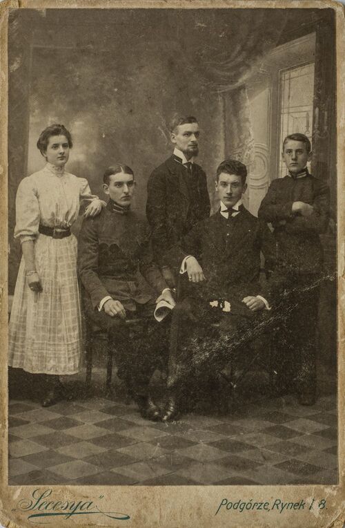 Rodzeństwo Stawskich. Ludwik, prawdopodobnie pierwszy z prawej, w mundurku gimnazjalnym. Fot. ze zbiorów Izabeli Urbanek