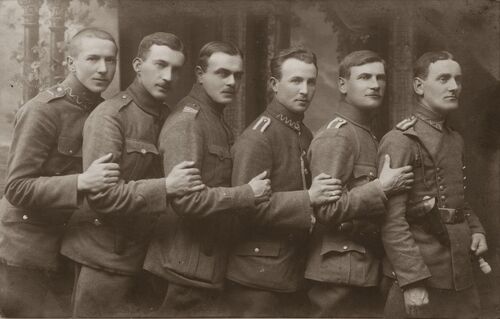 Pamiątkowe zdjęcie grupy polskich żandarmów wykonane w Sokółce, w maju 1919 r. Ludwik Stawski pierwszy z prawej. Fot. ze zbiorów Izabeli Urbanek