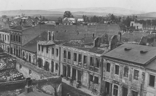 Zniszczenia zabudowy przy ulicy 3 Maja w Gorlicach. Stan z okresu około lat 20. XX w. Fot. NAC