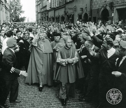 Obchody Milenium Chrztu Polski w Warszawie; prymas Stefan Wyszyński i abp Antoni Baraniak przed katedrą św. Jana, 24 czerwca 1966 r. Fot. z zasobu IPN
