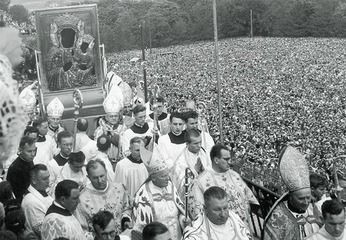 Biskupi wnoszą Cudowny Obraz Matki Bożej Częstochowskiej na Wały Jasnogórskie, 26 sierpnia 1956 r. Fot. Instytut Prymasowski