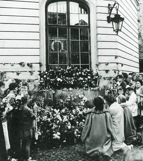 Zatrzymany przez władze Obraz Nawiedzenia został wystawiony w oknie zakrystii katedry św. Jana w Warszawie, czerwiec 1966 r. Fot. Instytut Prymasowski