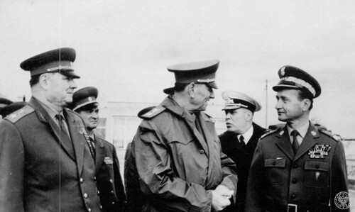 Wojciech Jaruzelski on an airport in the region of exercises, accompanied by Soviet Union’s Defence Minister, Marshall A. Grechko and the commander of the United Armes Forces of the Warsaw Pact States, Marshall I. Yakubovsky. A photocopy from a stand most likely prepared for a ministerial exhibition on the history of the socialist movement and communism. Photo from the archives of the Institute of National Remembrance