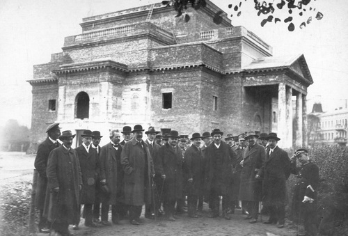 Premier Wincenty Witos wraz z osobami towarzyszącymi przed gmachem teatru im. Wojciecha Bogusławskiego w Kaliszu, 17 października 1920 r. Fot. NAC