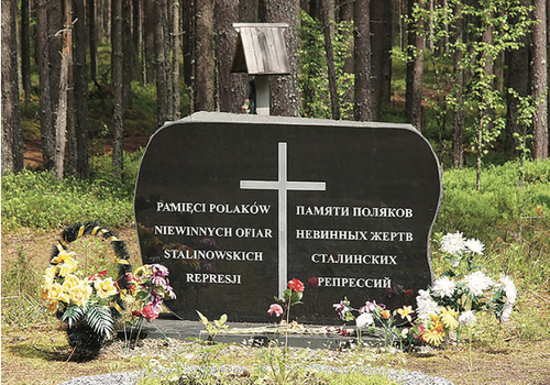 Tablica upamiętniająca polskie ofiary sowieckiego terroru,  Sandarmoch, 2013 r. (fot. Kostian, domena publiczna)