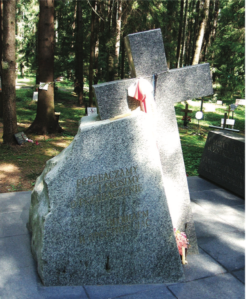 Pomnik pomordowanych Polaków, Pustkowie Lewaszowskie pod Petersburgiem (fot. Piotr Iwanow, domena publiczna)
