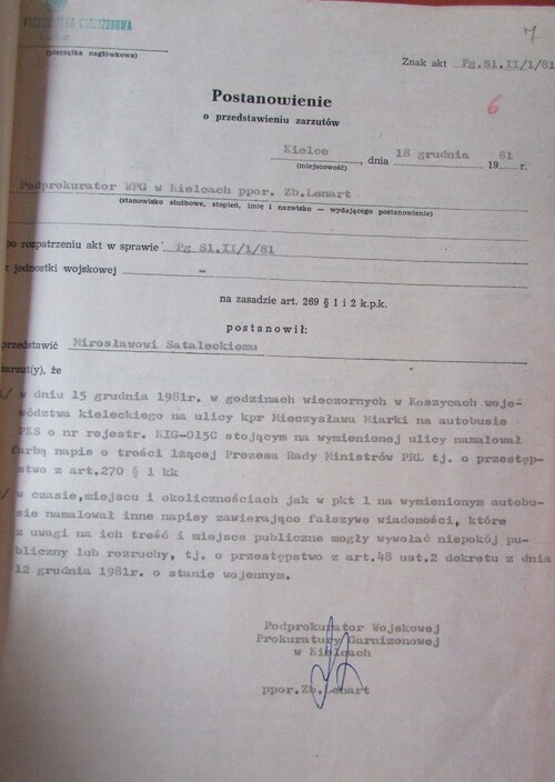 Podpisane przez ppor. Zbigniewa Lenarta, podprokuratora Wojskowej Prokuratury Garnizonowej w Kielcach, postanowienie o postawieniu zarzutów Mirosławowi Sataleckiemu, 18 grudnia 1981. Z zasobu IPN