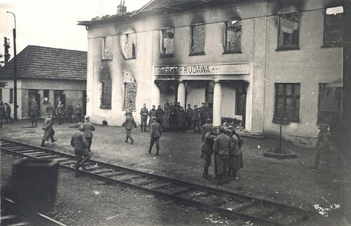 Żołnierze niemieccy przed zniszczonym dworcem PKP w Rudawie, wrzesień 1939. Fot. ze zbiorów Piotra Kuruca