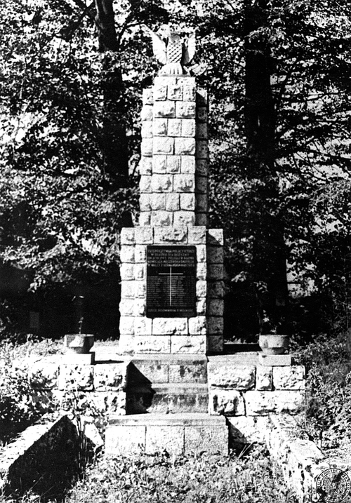 Pomnik ofiar pacyfikacji Radwanowic na cmentarzu w Rudawie. Fot. z zasobu IPN