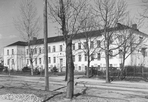 Budynek zajmowany w czasie okupacji przez niemiecką administrację <i>Kreishauptmannschaft Busko</i>, 1942 r. Fot. NAC