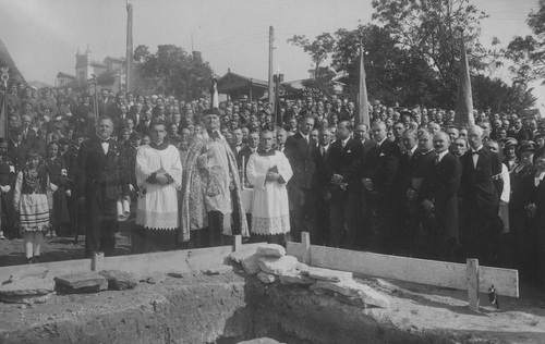 Uroczystość poświęcenia kamienia węgielnego pod budowę szkoły powszechnej w Busku-Zdroju, wrzesień 1934 r. Fot. NAC