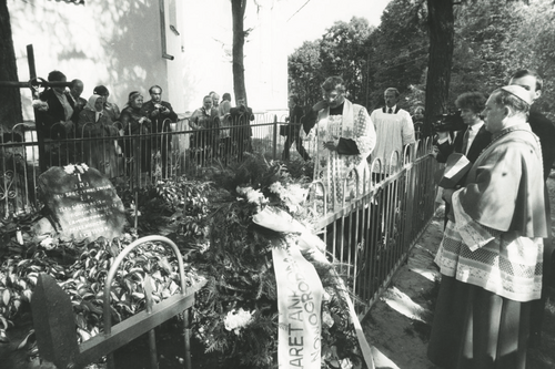 Prymas Józef Glemp u grobu sióstr nazaretanek, które później zostały beatyfikowane przez papieża Jana Pawła II, Nowogródek, 6 IX 1988 r. (fot. Włodzimierz Waryluk/Archiwum Archidiecezji Warszawskiej)