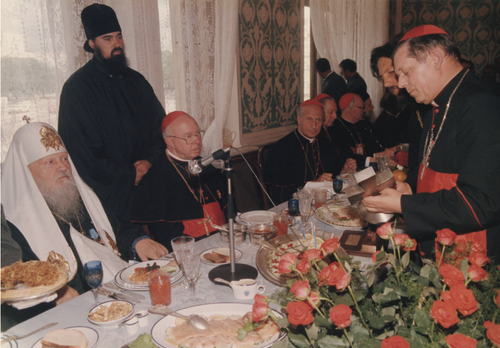 Przyjęcie w restauracji „Praga” na Arbacie; z lewej siedzi patriarcha Moskwy Pimen, obok kard. Johannes Willebrands, Moskwa, 12 czerwca 1988 r. (fot. Archiwum Archidiecezji Warszawskiej)