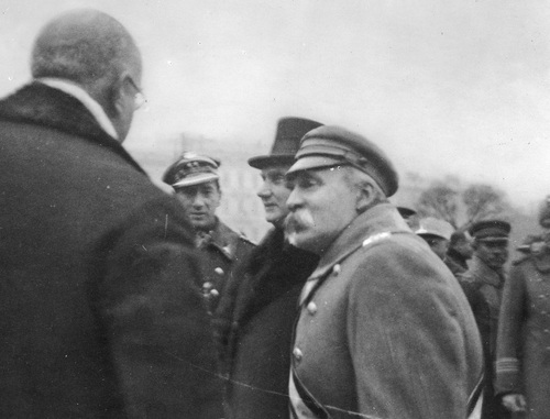 Podczas obchodów Święta Niepodległości w Warszawie w 1929 r. Marszałkowi Józefowi Piłsudskiemu w rozmowie z ambasadorem Francji Julesem Larochem (stoi tyłem) towarzyszy minister spraw zagranicznych August Zaleski (w cylindrze), przyszły prezydent RP (1947-72, od 1954 r. równolegle z Radą Trzech). W głębi widoczny również ppłk Józef Beck (w mundurze). Fot. z zasobu NAC