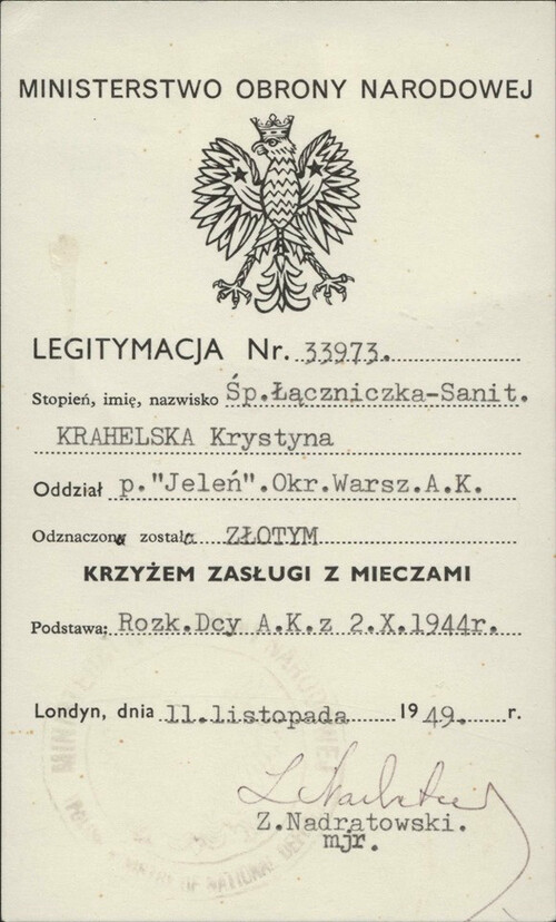 Strona wystawionej przez MON Rządu RP na Wychodźstwie (w Londynie, 11 listopada 1949 r.) legitymacji do nadanego Krystynie Krahelskiej, pośmiertnie, Złotego Krzyża Zasługi z Mieczami. Ze zbiorów AAN