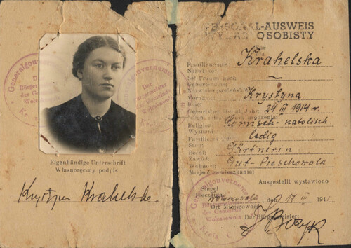Strona <i>ausweisu</i> wystawionego Krystynie Krahelskiej przez okupacyjne, niemieckie władze Generalnego Gubernatorstwa. Ze zbiorów AAN
