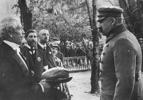 Wizyta Józefa Piłsudskiego w nierozpoznanej miejscowości, 1919 r. Fot. NAC