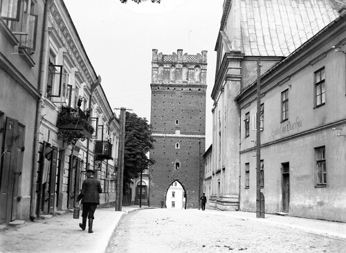 Sandomierz, lata 30. XX w. Widok na Bramę Opatowską od strony miasta. Ze zbiorów NAC