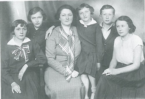 Zdjęcie Zofii Kraszewskiej z dziećmi (pierwsza od lewej Teodora Bobowska), 1938 r. z książki S. Tokarskiej-Kaszubowej, Nenia