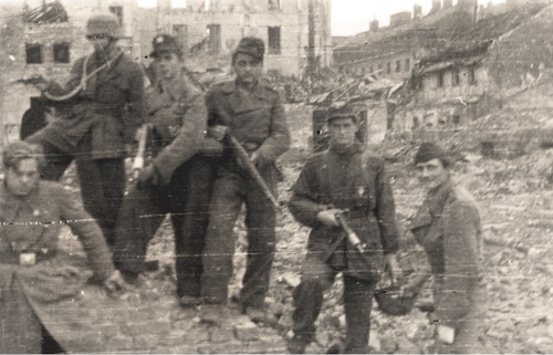 Powstańcy warszawscy – żołnierze batalionu „Miotła” na terenie Starego Miasta, druga połowa sierpnia 1944 r. Fot. AIPN