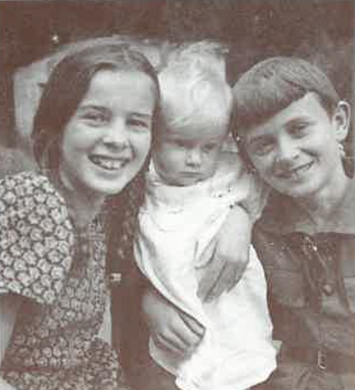 Rodzeństwo: Basia, Jędruś i Adaś Piotrowscy, 1938 r. (fot. z archiwum rodziny Pani Barbary Piotrowskiej-Dubik)