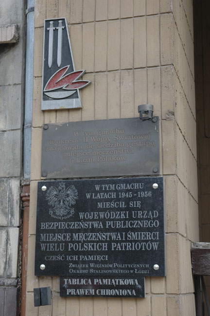 Tablice na budynku dawnej siedziby WUBP w Łodzi przy al. Karola Anstadta 7. Fot. ze zbiorów własnych IPN