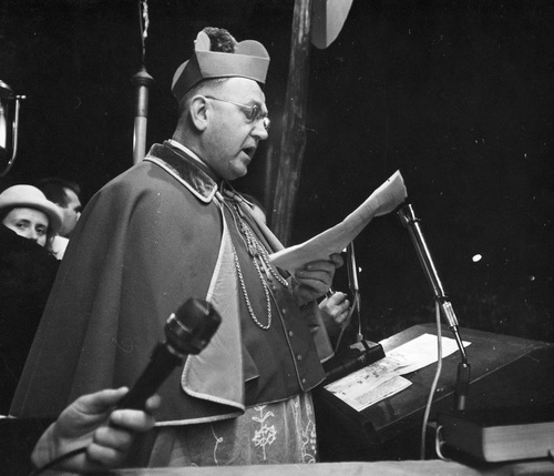Początek uroczystości milenijnych w kościele św. Jana Ewangelisty w Szczecinie. Powitanie episkopatu przez biskupa Ordynariatu Gorzowskiego ks. Wilhelma Plutę, 5 listopada 1966 r. Fot. ze zb. NAC