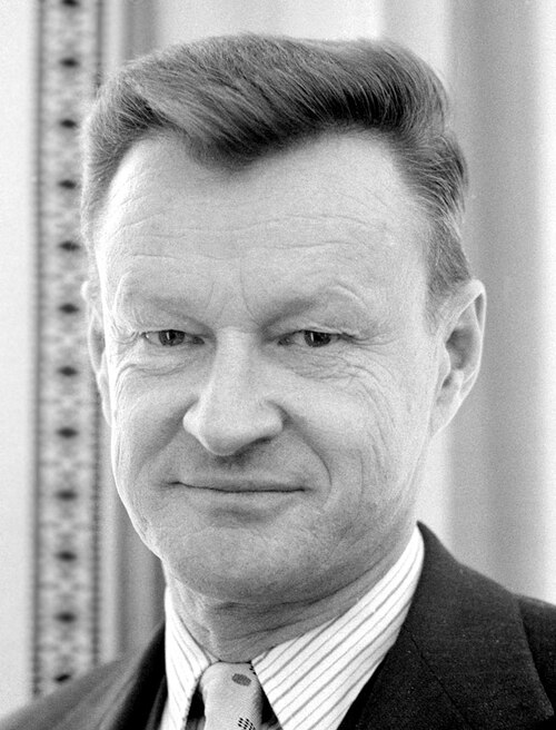 Zbigniew Brzeziński na fotografii z 1977 r. (domena publiczna)