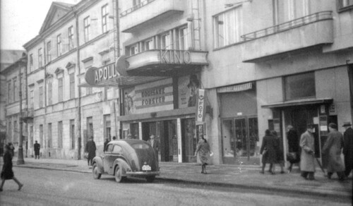 Okupowana przez Niemców Warszawa, plac Trzech Krzyży, 1940. Widoczne wejście do kina „Apollo” (przedwojenna nazwa „Napoleon”) oraz kamienica Instytutu Głuchoniemych. Ze zbiorów NAC