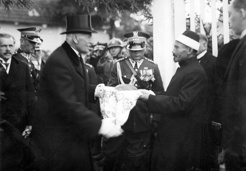 Powitanie prezydenta RP Ignacego Mościckiego przez Tatarów podczas wizyty w Nowogródku, wrzesień 1929 r. Fot. ze zb. NAC