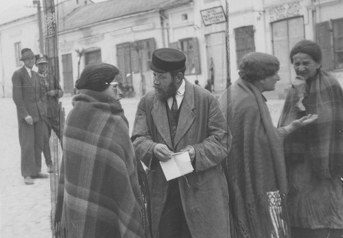 Żyd w rozmowie z kobietą na ulicy Miechowa, maj 1932 r. Fot. ze zb. NAC