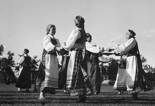 Litwinki tańczące w strojach ludowych. Fot. z okresu międzywojennego ze zb. NAC
