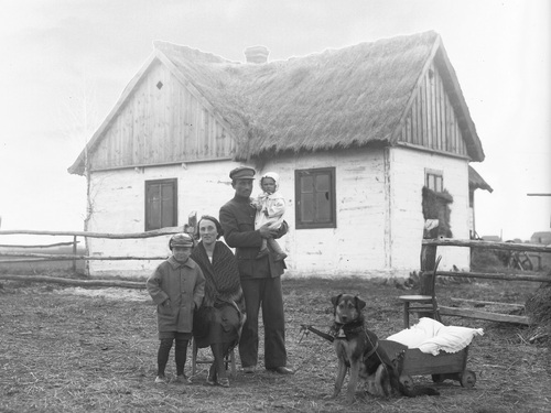 Rodzina Grzegorskich, osadników z Krechowiec, 1931 r. Fot. Narcyz Witczak-Witaczyński, ze zb. NAC
