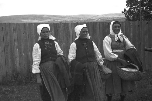 Kobiety łemkowskie z okolic Jaślisk w strojach regionalnych na wiejskiej drodze, 1932 r. Fot. ze zb. NAC