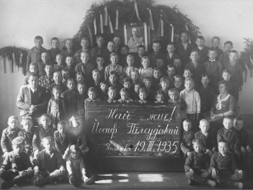 Uroczystość z okazji imienin marszałka Józefa Piłsudskiego w ukraińskiej szkole powszechnej w Polance, marzec 1935 r. Fot. ze zb. NAC