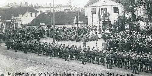 Zdjęcie upamiętniające wejście wojsk polskich do Białegostoku, 22 II 1919 r. (Zbiory Muzeum Podlaskiego w Białymstoku)