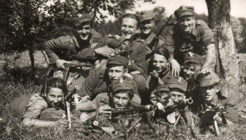 Danuta Siedzikówna „Inka” w 4. szwadronie 5. Wileńskiej Brygady AK, lato 1945 r. 