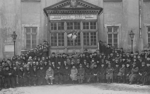 Przed budynkiem piotrkowskiego gimnazjum uczestnicy uroczystości z okazji 25. rocznicy strajku szkolnego, 1930 r. Fot. NAC