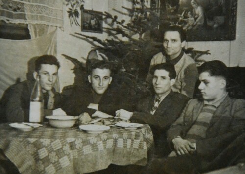 Edmund Sawczyn z żołnierzami swojej kompanii podczas odpoczynku na jednej z kwater w okolicach Rymanowa, zima 1945–1946. Fot. ze zbiorów Danuty Antoniw
