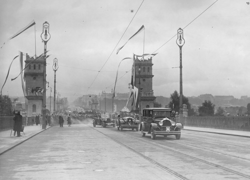 Przejazd prezydenta Ignacego Mościckiego i towarzyszących osób przez nowootwarty most, 1927 r. Fot. ze zb. NAC