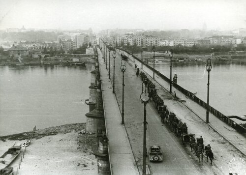 Widok mostu Poniatowskiego od strony Pragi we wrześniu 1939 r. Fot. ze zb. AIPN