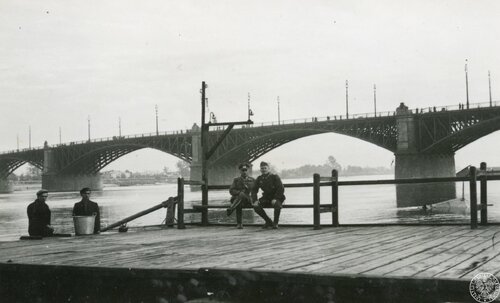Widok mostu Poniatowskiego od strony rzeki w okresie okupacji niemieckiej (wrzesień 1939 – czerwiec 1940). Fot. ze zb. AIPN