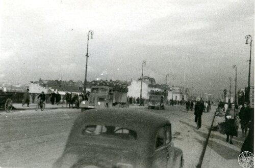 Ruch uliczny na wiadukcie mostu Poniatowskiego w okresie okupacji niemieckiej (wrzesień 1939 – czerwic 1940). Fot. ze zb. AIPN