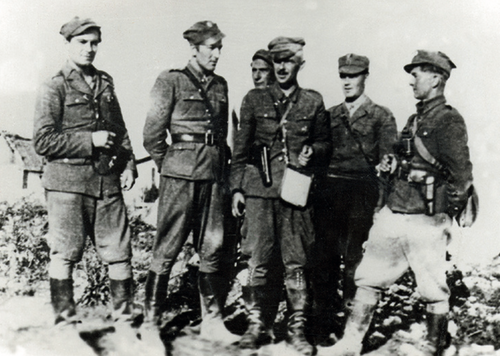 Hieronim Dekutowski „Zapora” (stoi w środku) wśród żołnierzy swojego oddziału (fot. ze zbiorów Piotra Kononowicza)
