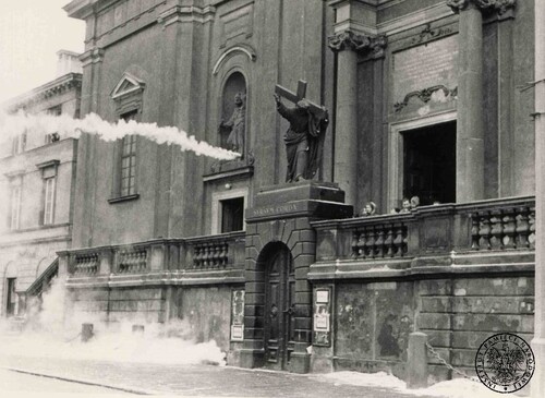 Marzec 1968 w Warszawie. Krakowskie Przedmieście, kościół św. Krzyża. Zdjęcie operacyjne SB. Fot. z zasobu IPN