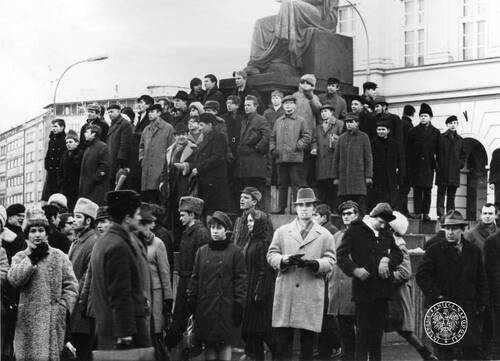 Marzec 1968 w Warszawie. Krakowskie Przedmieście, manifestujący zebrani pod pomnikiem Mikołaja Kopernika. Fot. z zasobu IPN