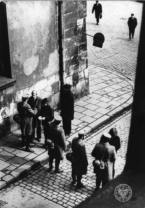 Zamieszki uliczne w Krakowie w marcu 1968 r., milicjanci legitymują przechodniów na ul. Siennej. Fot. z zasobu IPN