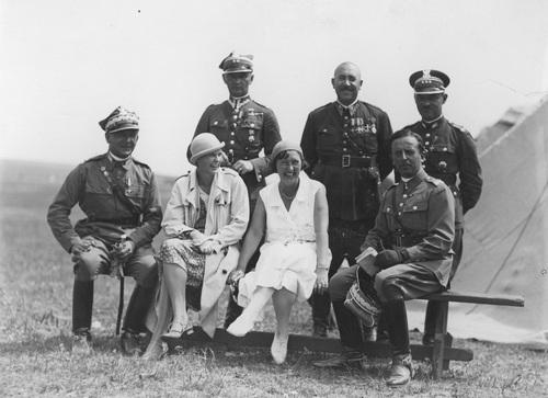Pułkownik Zygmunt Piasecki (stoi drugi z prawej) w towarzystwie oficerów i pań podczas zawodów sportowych, 1932 r., fot. ze zb. NAC
